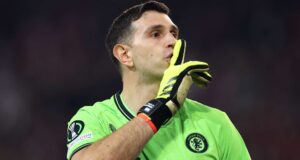 Emiliano Martinez: Fenerbahçe’nin Yeni Kaleci Adayı Emiliano Martinez: Fenerbahçe'nin Yeni Kaleci Adayı